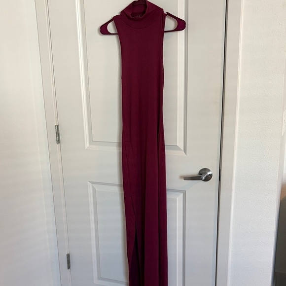 Fore Dresses & Skirts - Chic Sleeveless Maxi Dress in Deep Burgundy